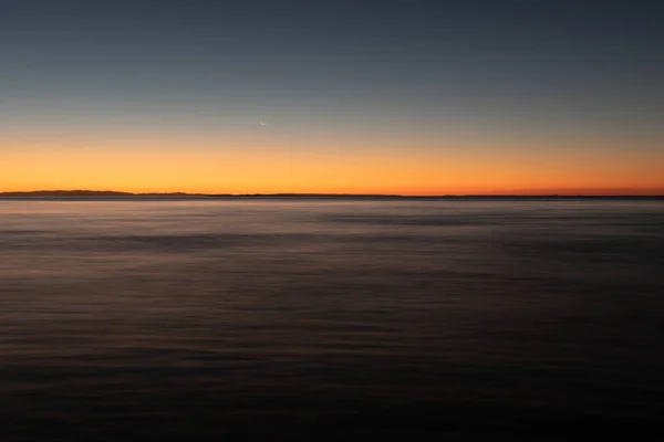 Une Longue Exposition Capture Croissant Lune Surplombant Magnifique Gradient Créé — Photo