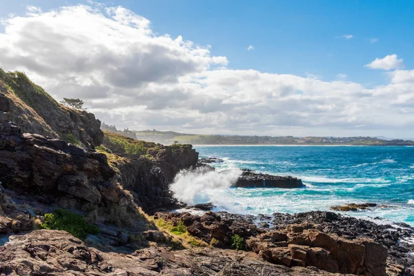 沖浜は揮発性で美しいと同時に 風が波を川の崖の端のパターンに強く押しやるので ニューオーストラリア州の木山でこの曇りのまだ晴れた日に岩の顔をトリクル — ストック写真