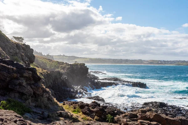 キアマの海岸線は揮発性で美しいです 風が波を川の崖の端のパターンに強く押しやるので ニューオーストラリア州の木山でこの曇りのまだ晴れた日に岩の顔をトリクル — ストック写真