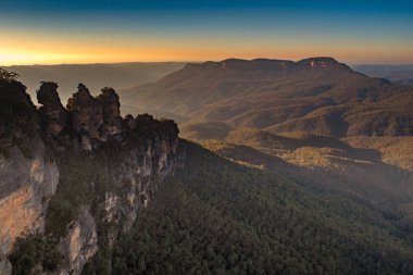 Mavi dağlardaki Üç Kız Kardeş 'in üzerinde gün batımı, Nswm Australia.