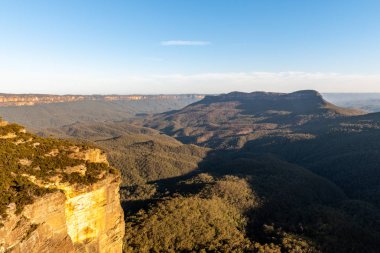Güneş ufukta batarken, renkler Avustralya 'nın Nsw kentindeki Mavi Dağlar' ın vadilerine doğru süzülüyordu.