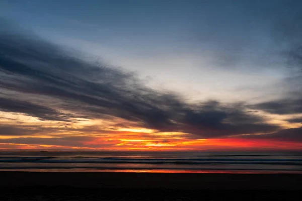 Sol Nasce Sobre Praia Lançando Cores Bonitas Fortes Sobre Nuvens — Fotografia de Stock
