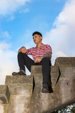 Bıyıklı ve berber dövmeli erkek model.