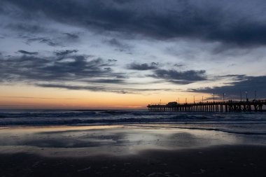 Sahilde gün doğumu