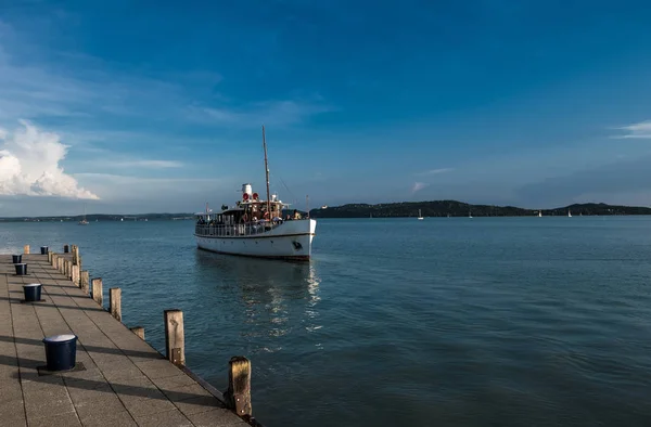 Macaristan Balaton Gölü Üzerinde Gemi Yaklaşımlar Harbor Feribot — Stok fotoğraf