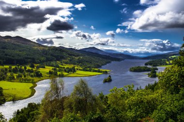 Loch Tummel ve Glencoe dağlara Tay Forest Park yakınındaki Pitlochry İskoçya'da Kraliçe'nin görünümden üzerinden panoramik görünüm