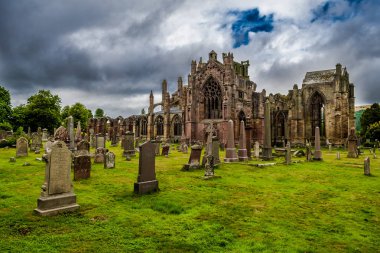 Melrose Abbey İskoçya'da kalıntıları ve mezarlığı