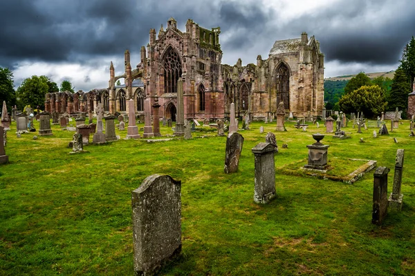 Melrose Abbey İskoçya'da kalıntıları ve mezarlığı
