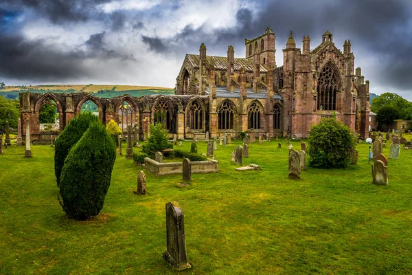 Melrose Abbey İskoçya'da kalıntıları ve mezarlığı