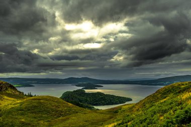 Sakin su ve Loch Lomond İskoçya'da, yeşil çayırlar