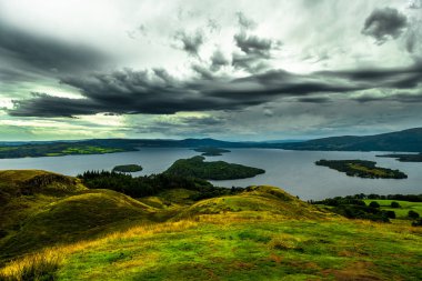 Sakin su ve Loch Lomond İskoçya'da, yeşil çayırlar
