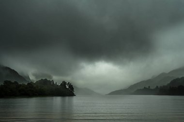Loch Shiel karanlık bulutlar ve İskoçya'da Glenfinnan yakınındaki Yağmurlu hava ile