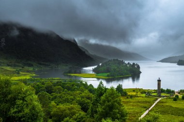 Loch Shiel İskoçya'da Glenfinnan Anıtı