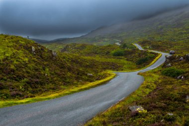 Doğa Manzaralı tek parça yol Isle Of Skye İskoçya'da tepelerde aracılığıyla
