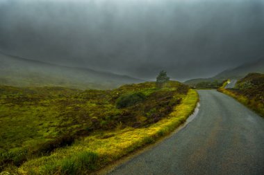 Doğa Manzaralı tek parça yol Isle Of Skye İskoçya'da tepelerde aracılığıyla