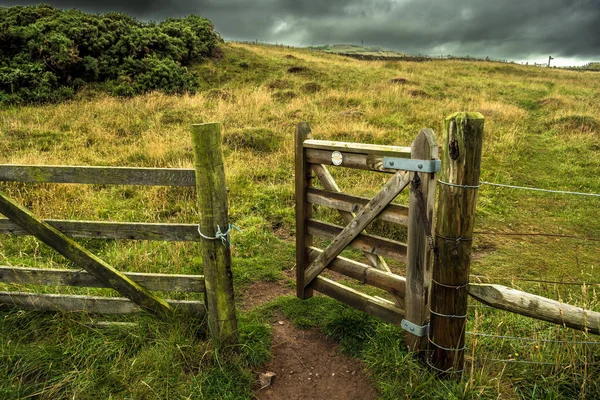 Open Wooden Gate Fence Rocky Trail Grassy Pasture — Stock Photo, Image