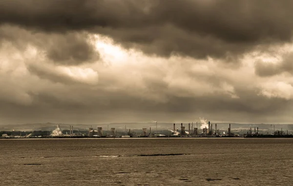 Industriële Gebouwen Met Luchtverontreiniging Door Emissies Van Rook Stacks — Stockfoto