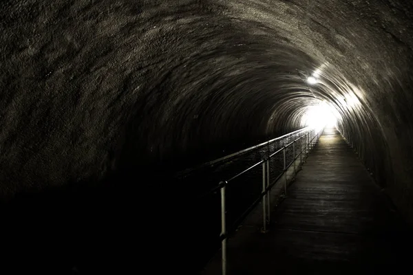 Luz Brilhante Final Túnel Escuro Assustador — Fotografia de Stock