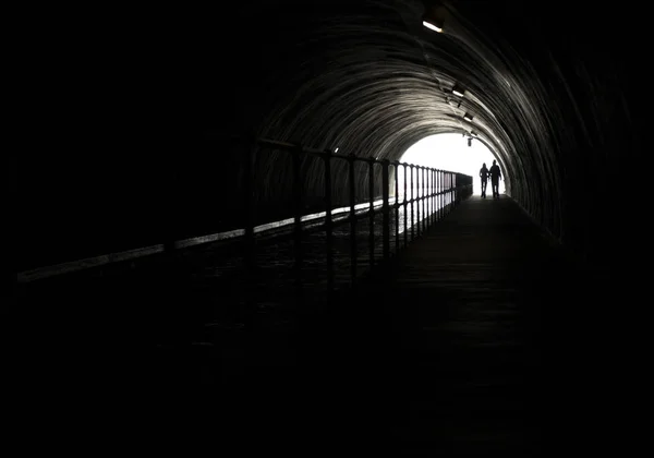 Silhouette Eines Paares Vor Hellem Licht Ende Eines Dunklen Tunnels — Stockfoto