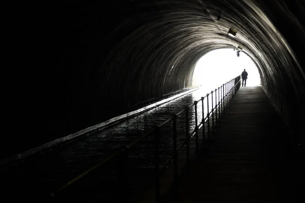 Silueta Appraching Člověka Před Jasné Světlo Konci Temného Tunelu — Stock fotografie