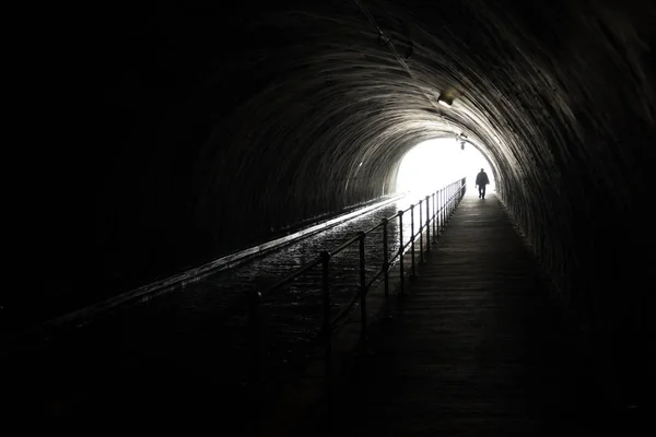 Silhueta Homem Aprendendo Frente Luz Brilhante Final Túnel Escuro — Fotografia de Stock