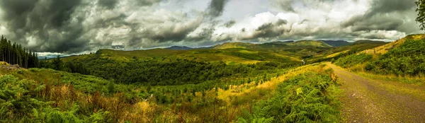 Malowniczy Krajobraz Zielonej Doliny Pochmurnego Nieba Szkocji — Zdjęcie stockowe
