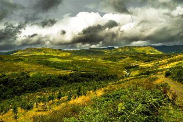 Paisaje Escénico Con Verde Valle Cielo Nublado Escocia — Foto de Stock