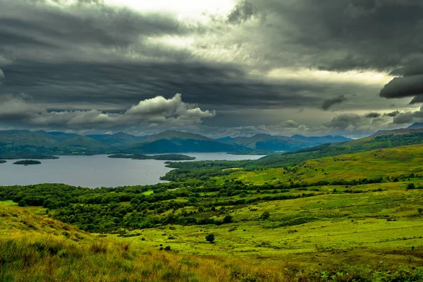 Klidná Voda Zelené Louky Loch Lomond Skotsku — Stock fotografie