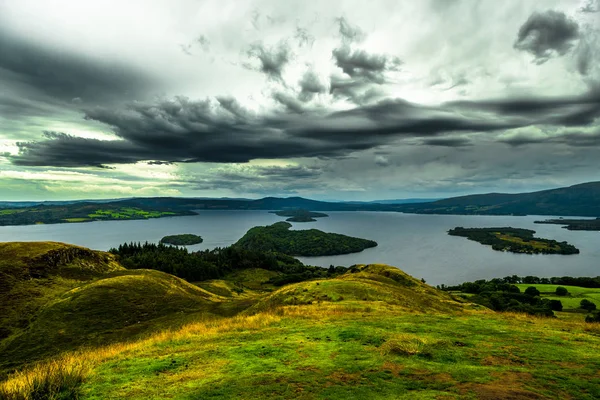 Sakin su ve Loch Lomond İskoçya'da, yeşil çayırlar