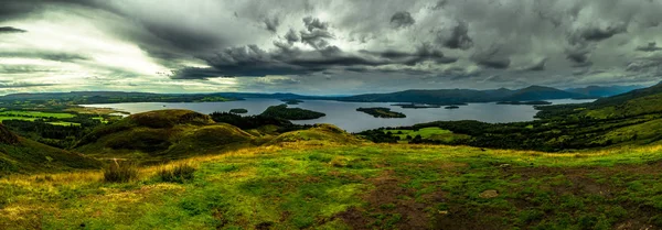 Sakin su ve Loch Lomond İskoçya'da, yeşil çayırlar