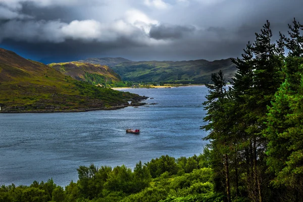 Scenic Sunlit Coast Com Barco Balsa Ilha Skye Escócia — Fotografia de Stock