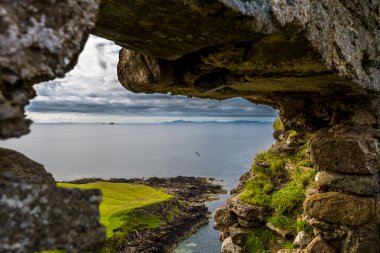 Iskoçya 'Da Skye Isle of Coast at Duntulm Kalesi 'Nde taş pencere Ile manzara görünümü