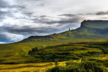 Iskoçya 'Da Skye Adası 'nda yol Ile manzara peyzaj rock oluşumu Old Man Storr
