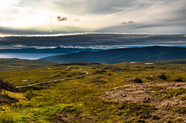 Görünüm from Applecross Pass doğal peyzaj Ile Curvy tek parça yol ve Iskoçya 'Da Skye Adası