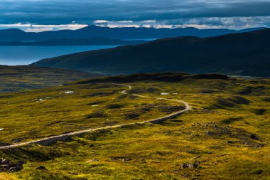 Görünüm from Applecross Pass doğal peyzaj Ile Curvy tek parça yol ve Iskoçya 'Da Skye Adası