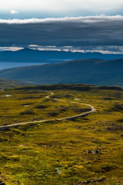 Görünüm from Applecross Pass doğal peyzaj Ile Curvy tek parça yol ve Iskoçya 'Da Skye Adası