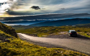 Görünüm from Applecross Pass doğal peyzaj Ile Curvy tek parça yol ve Iskoçya 'Da Skye Adası