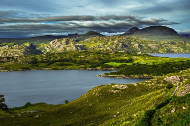 Iskoçya Loch Torridon ve Loch Shieldaig etrafında uzak köy Ile manzara kıyı peyzaj