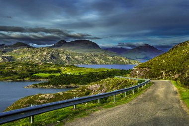 Iskoçya Loch Torridon ve Loch Shieldaig etrafında uzak köy Ile manzara kıyı peyzaj