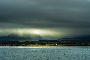 Uzak yerleşim Gairloch yakınındaki dağlar önünde sis ve yağmur bulutlar Iskoçya Scenic Coast at