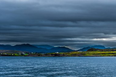 Uzak yerleşim Gairloch yakınındaki dağlar önünde sis ve yağmur bulutlar Iskoçya Scenic Coast at