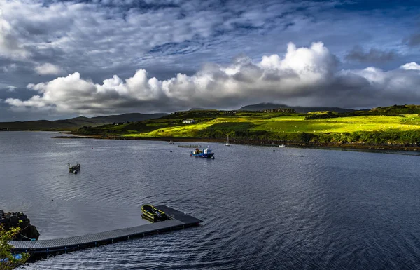 Pintoresco Asentamiento Pequeños Barcos Puerto Dunvegan Costa Isla Skye Escocia — Foto de Stock