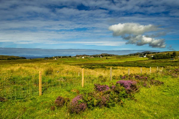 Iskoçya Skye Isle Sahili Nde Pitoresk Yerleşim Ile Scenic Landscape — Stok fotoğraf