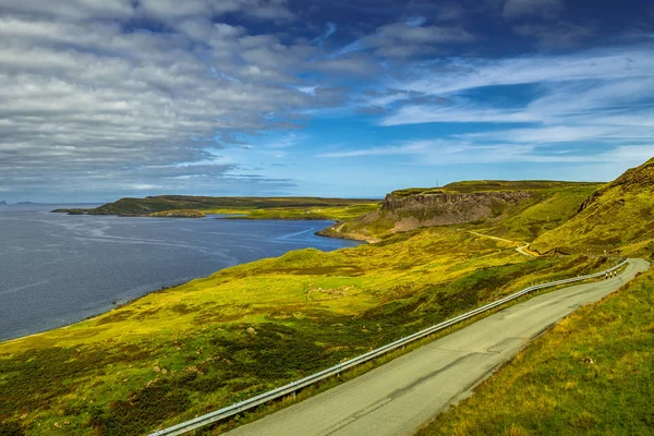 Pobřežní Silnice Přes Malebnou Krajinu Nedaleko Uig Ostrově Skye Skotsku — Stock fotografie