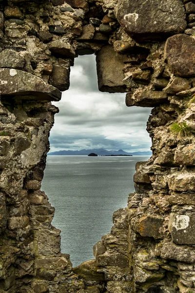 Vyhlídkový Výhled Skrz Kamenné Okno Hradě Duntulm Pobřeží Ostrova Skye — Stock fotografie