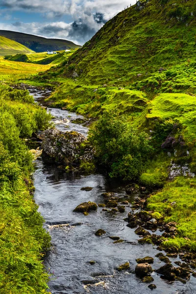 Wild Creek Flui Através Vale Cénico Com Casa Remota Ilha — Fotografia de Stock