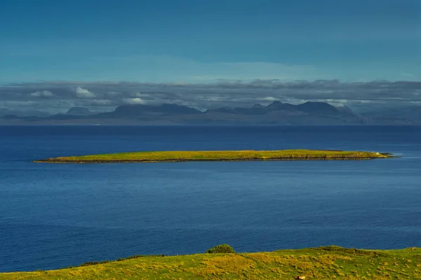 Ilha Remota Com Rebanho Ovelhas Costa Ilha Skye Escócia — Fotografia de Stock