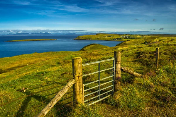 Geschlossenes Tor Und Abgelegenes Dorf Der Küste Der Insel Skye — Stockfoto