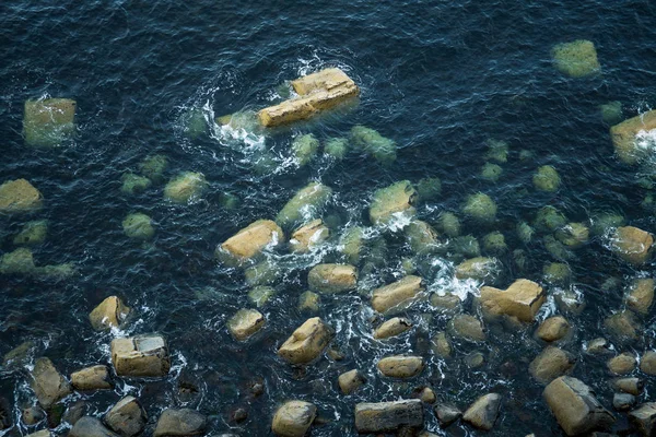 苏格兰海岸的巨大岩石与海浪 — 图库照片