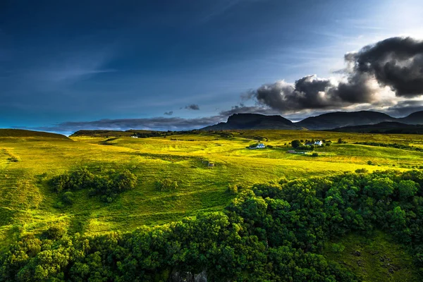 Krajobraz Wiejski Odległymi Domami Formacji Old Man Storr Wyspie Skye — Zdjęcie stockowe